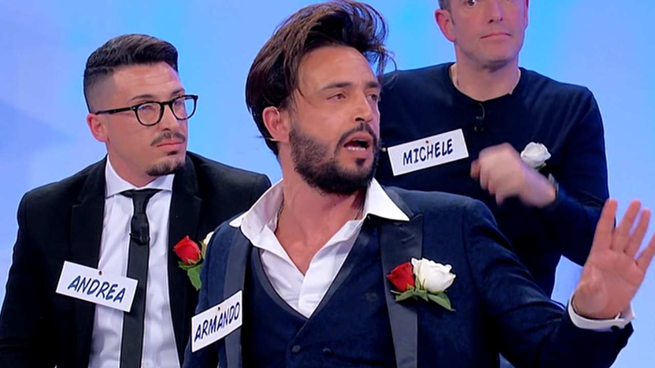 Uomini e donne, colpo di scena per Armando Incarnato: una lettera inaspettata sorprende il cavaliere Uomini e donne, colpo di scena per Armando Incarnato: una lettera inaspettata sorprende il cavaliere