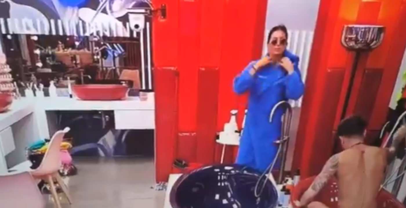 Elisabetta Gregoraci mostra il corpo nudo (per sbaglio) alle telecamere del GF Vip, il video