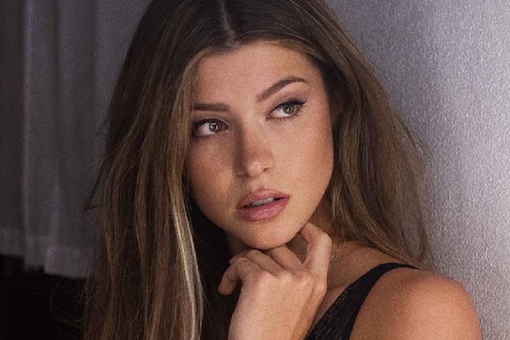 La gaffe clamorosa di Natalia Paragoni sul red carpet di Venezia spopola sui social