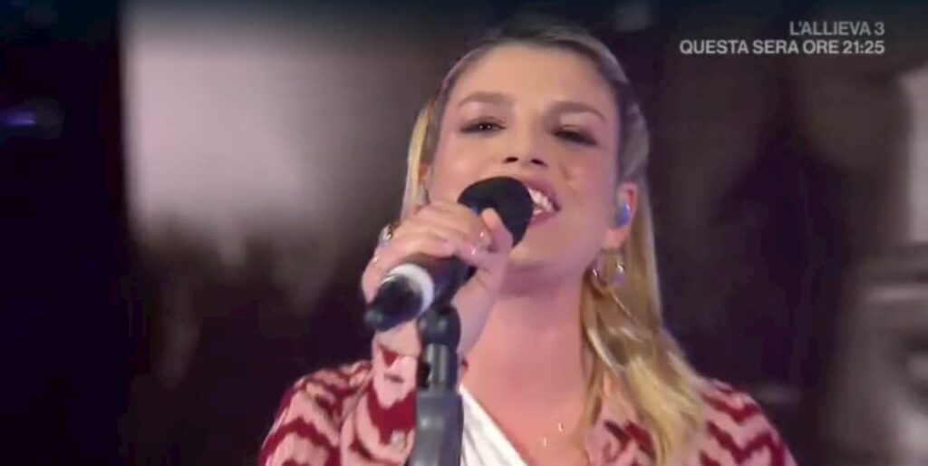 Esibizione di Emma Marrone a Domenica In con la caduta del cameraman