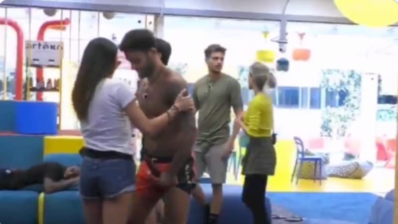 Incidente imbarazzante per Pretelli dopo il quasi bacio con la Gregoraci (video)