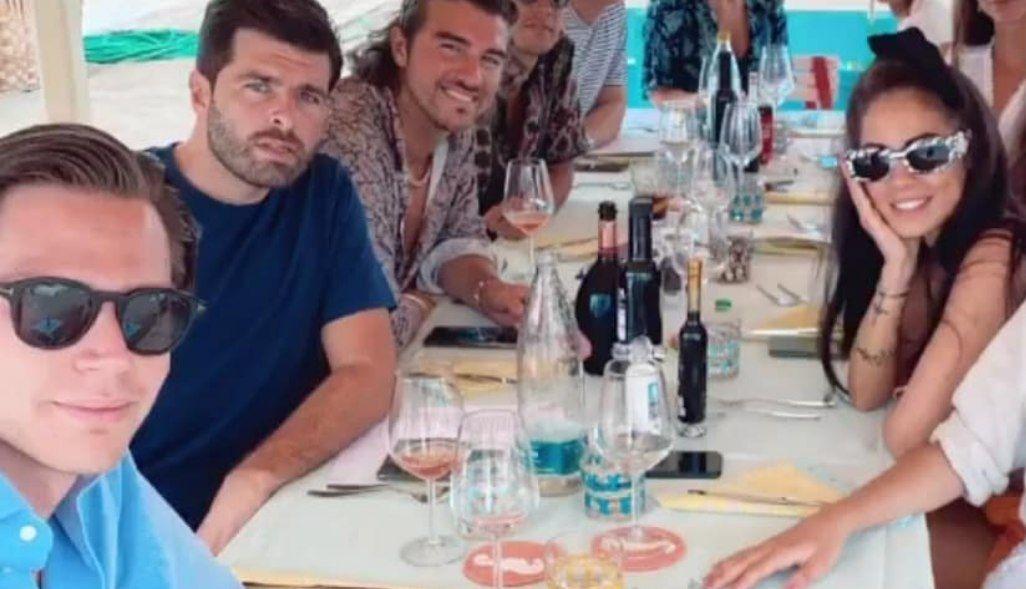 Giulia De Lellis di nuovo fidanzata: stavolta con un amico di Andrea Damante, che furioso cancella le foto Giulia De Lellis di nuovo fidanzata: stavolta con un amico di Andrea Damante, che furioso cancella le foto