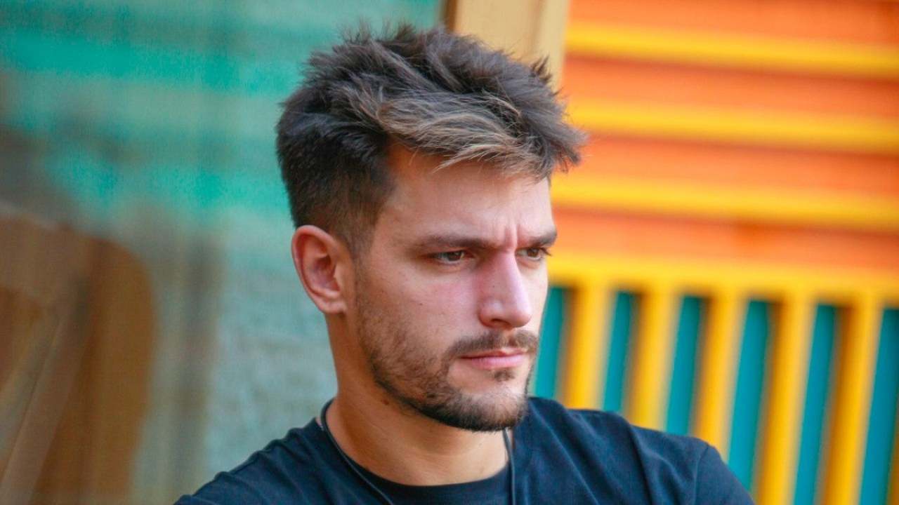 GF Vip 5, bufera su Andrea Zelletta e la battuta sulle mamme: “Il pise**o” (video)