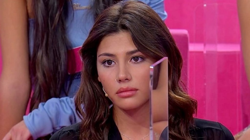 Beatrice lascia lo studio di Uomini e donne e Davide va da lei: colpo di scena prima della scelta