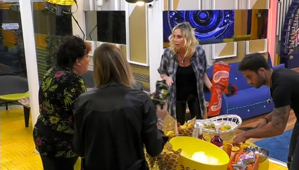 Scontro tra la contessa De Blanck e Stefania Orlando per una patatina: ‘Non mi stare alle calcagne’ (VIDEO)
