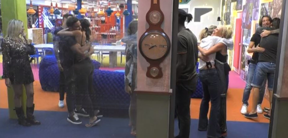 Grande Fratello Vip, i concorrenti nel Cucurio si riuniscono con gli altri per festeggiare il primo mese di convivenza (video)