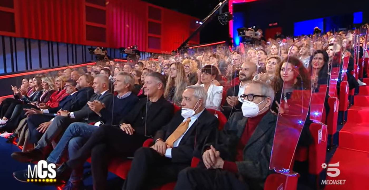 Maurizio Costanzo Show, è polemica per lo studio pieno di pubblico