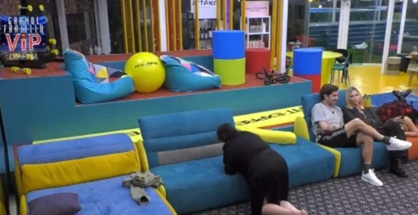 Patrizia De Blanck “cade” dal divano: “Non ce la faccio”, simpatico siparietto alla casa del Grande Fratello (VIDEO)