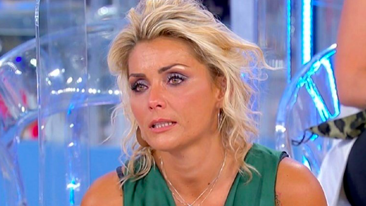 Uomini e Donne, Carlotta scoppia a piangere in puntata. Ecco perché
