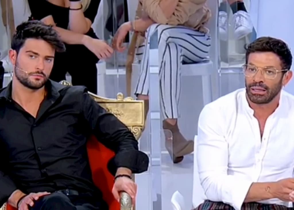 Gianni Sperti furioso contro il cavaliere Simone: “Sei una me**a”