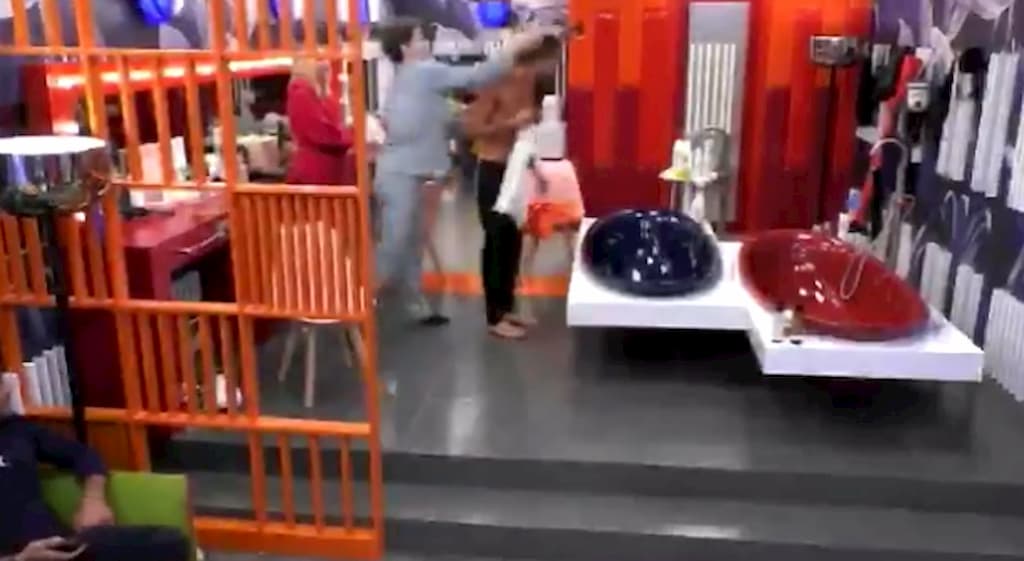 Vernici indelebili e uova in testa, Zorzi e Oppini tornano bambini al GF (Video)