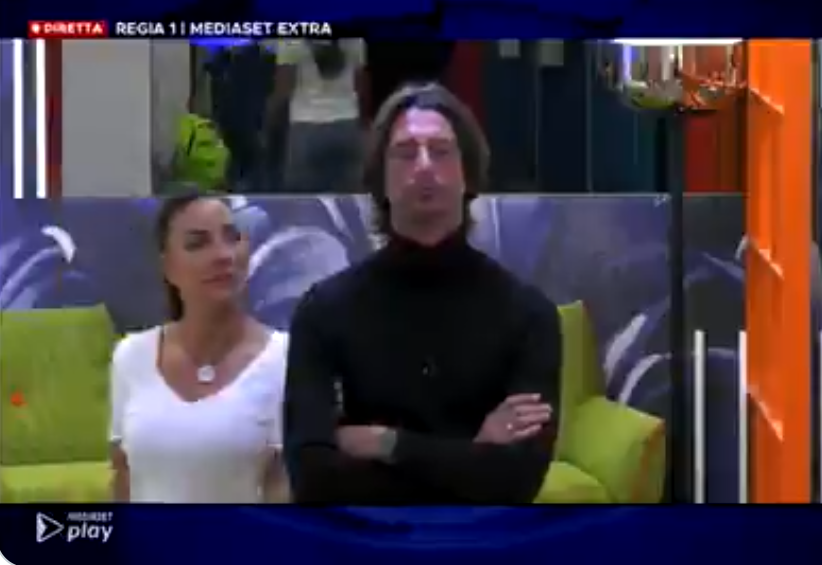 Francesco Oppini fermo davanti alla porta rossa, Selvaggia lo porta via come in un film (VIDEO)