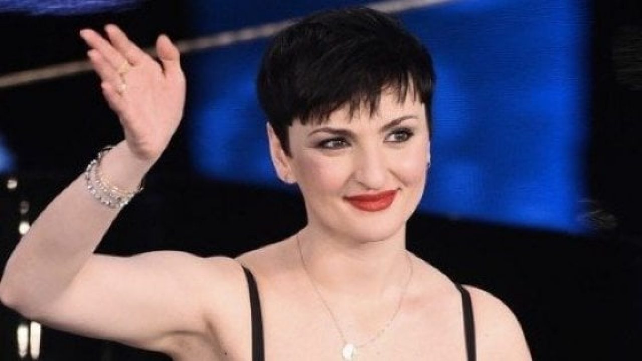Arisa sfoggia un nuovo look in occasione dell’inizio di Amici di Maria De Filippi (foto)