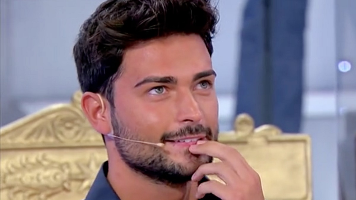 Uomini e donne, anticipazioni: Davide bacia Chiara a telecamere spente