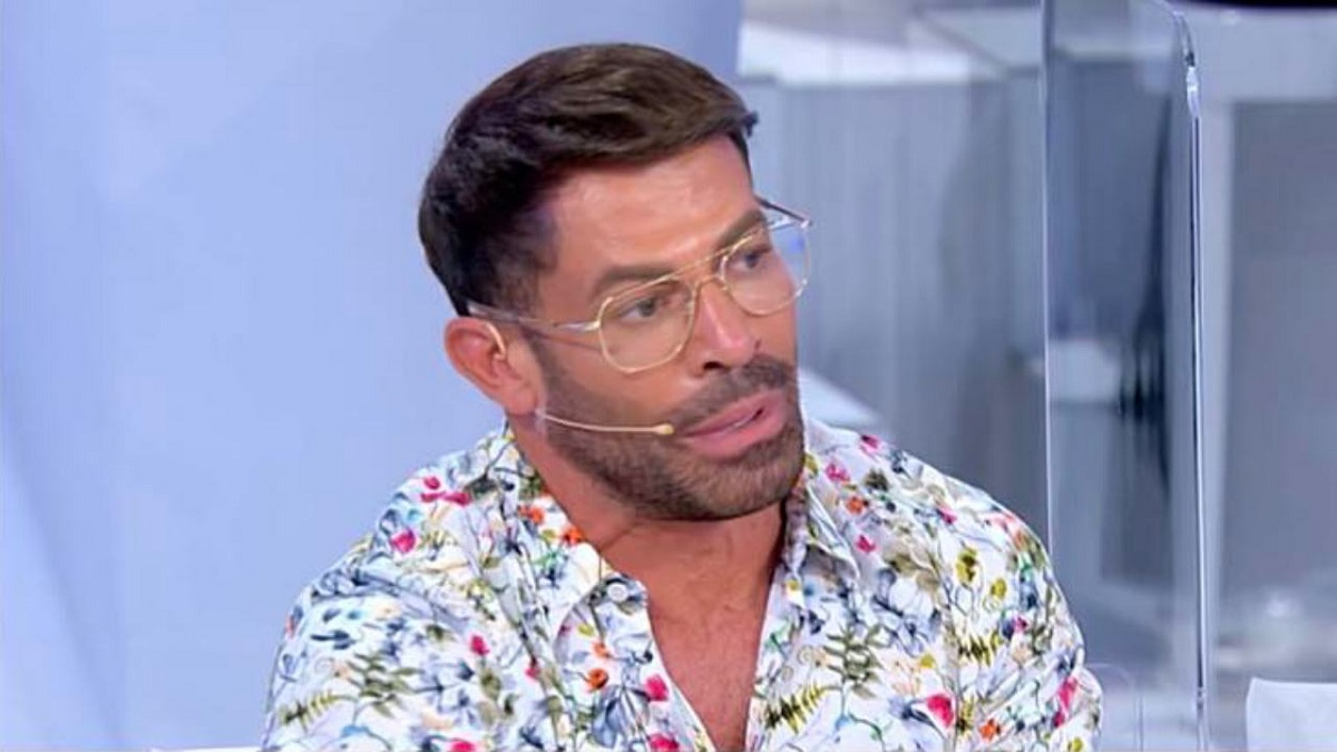 Uomini e Donne, Gianni Sperti torna a parlare di Aurora: “Versa lacrime di coccodrillo”