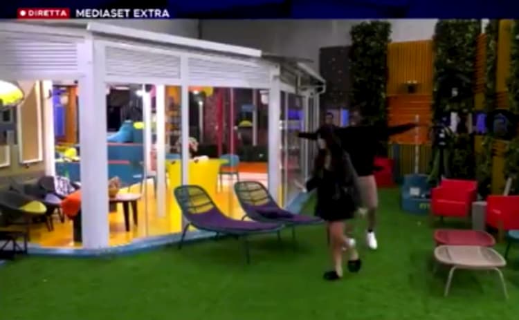 Giulia Salemi scappa a gambe levate da Enock