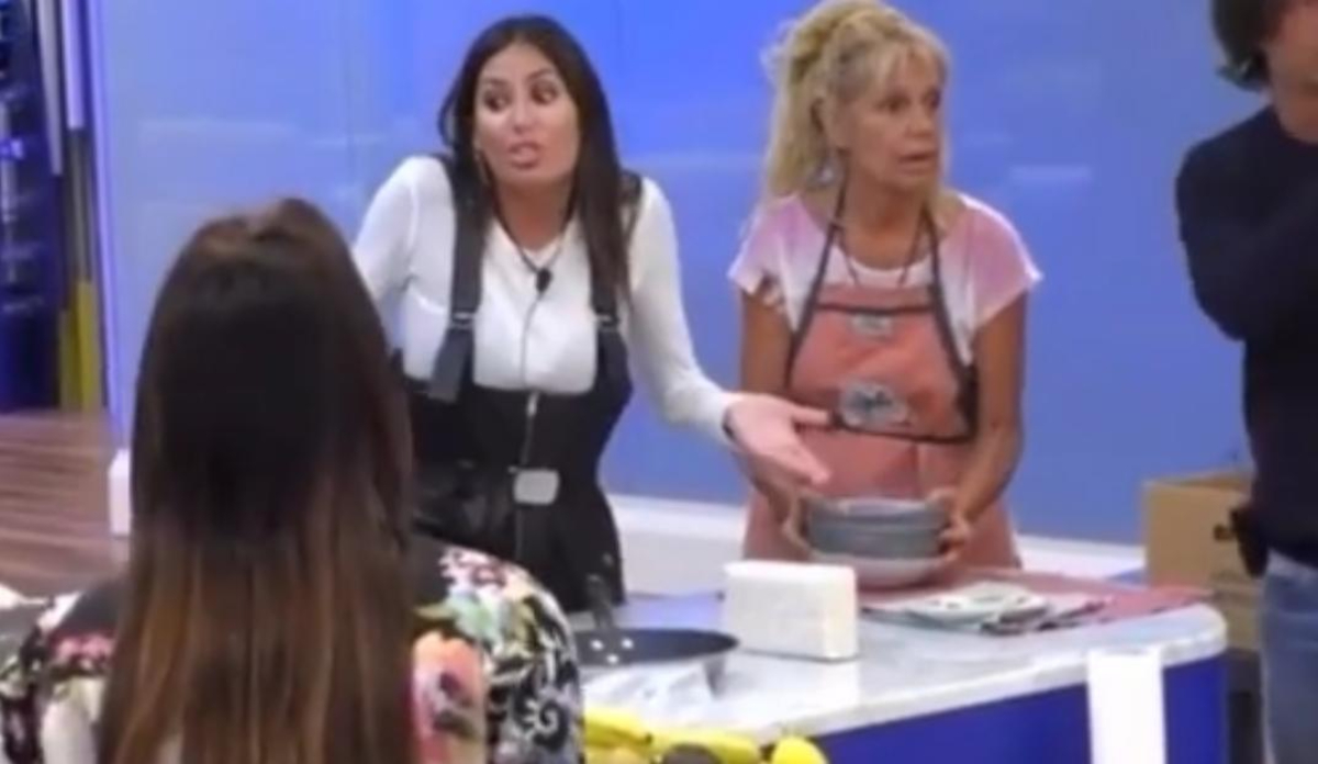 Catfight super trash tra la Gregoraci e Selvaggia Roma: “Pretelli non hai le pa**lle”