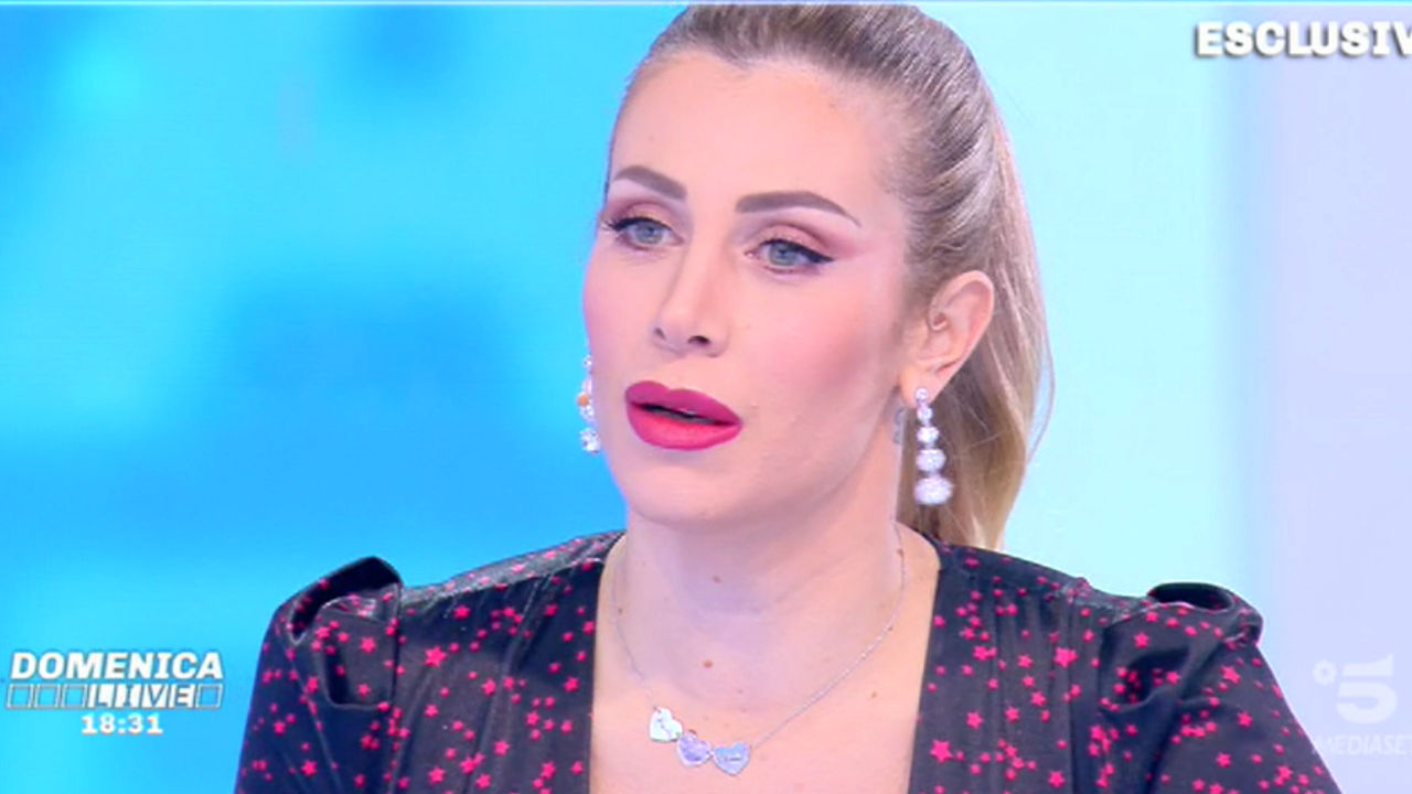 Domenica Live, Paola Caruso sulla madre biologica: “Cercava follower e soldi”