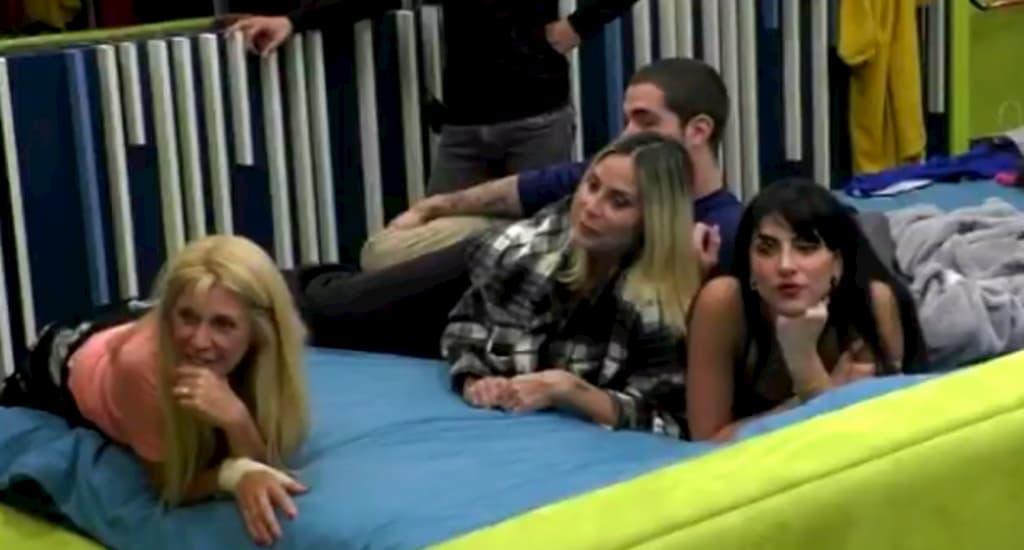 Elisabetta Gregoraci e Pierpaolo discutono sotto gli occhi attenti della stanza blu