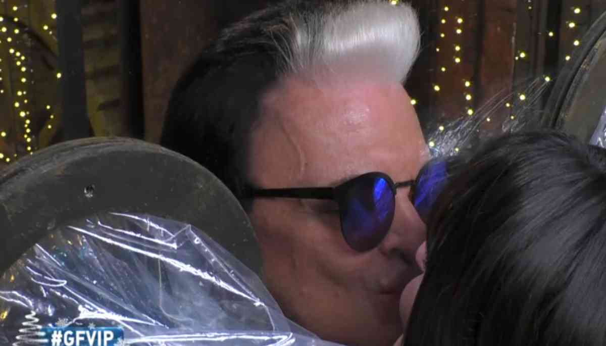 Gf Vip, Malgioglio bacia Arisa nella Casa e su Sanremo rivela: «Amadeus…» (Video)