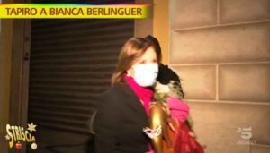 Bianca Berlinguer e il tapiro d'oro a Striscia la notizia