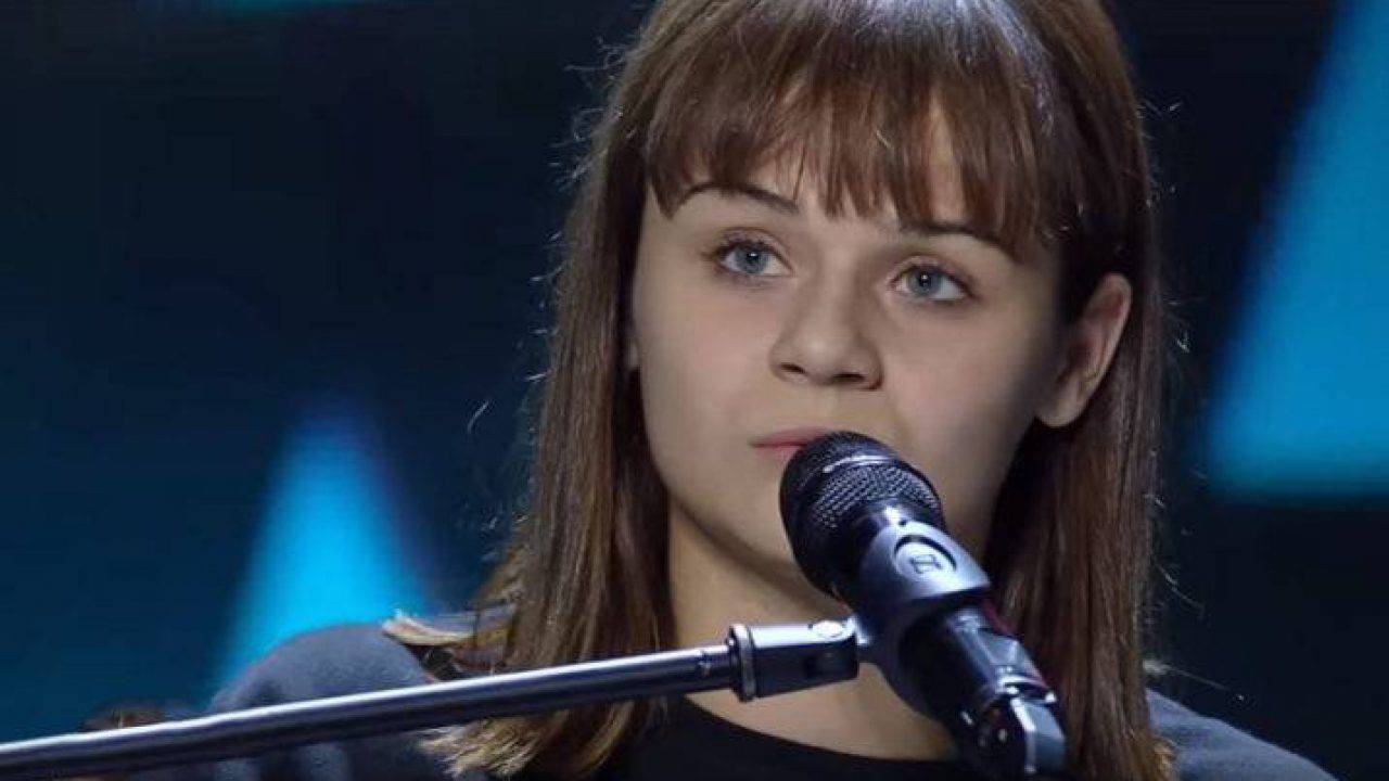 “Tutti si sono dimenticati di te”, Martina Attili, la cantante di ‘Cherofobia’ risponde così (Video)