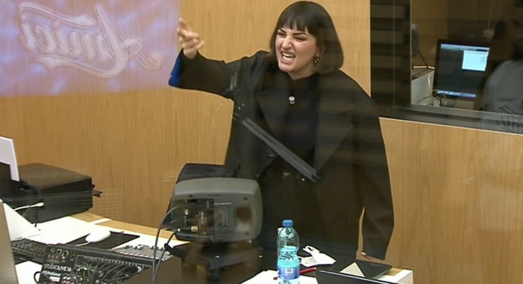 Kika si rifiuta di cantare come vuole Arisa: “Non mi piace, mi sento terribile”