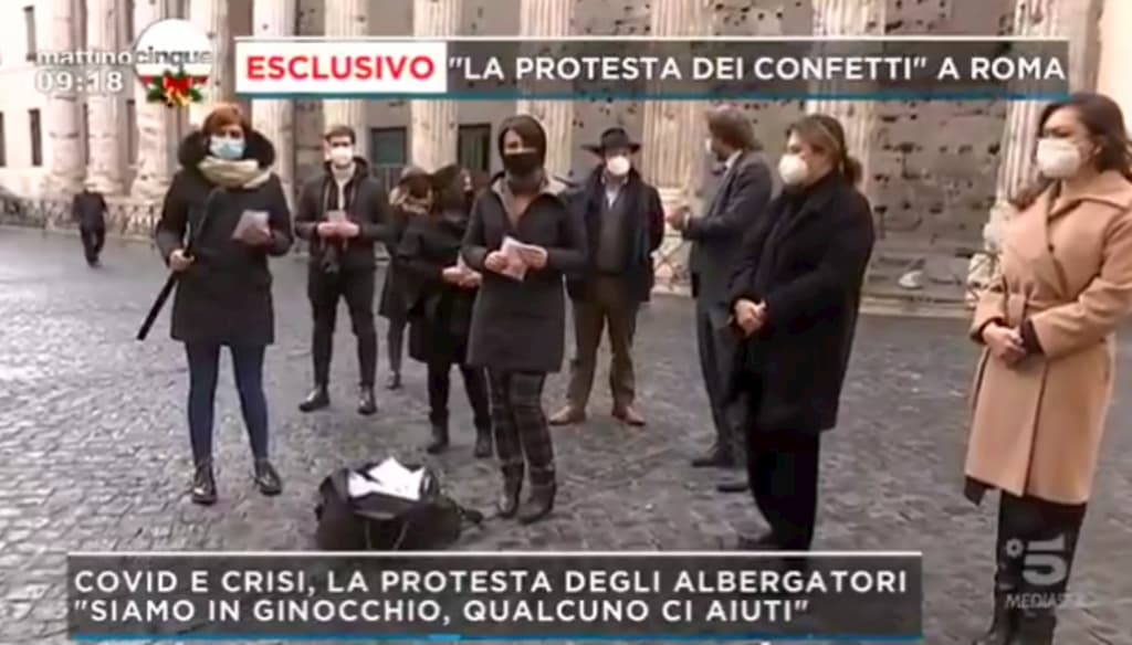 La protesta dei confetti in scena a Roma