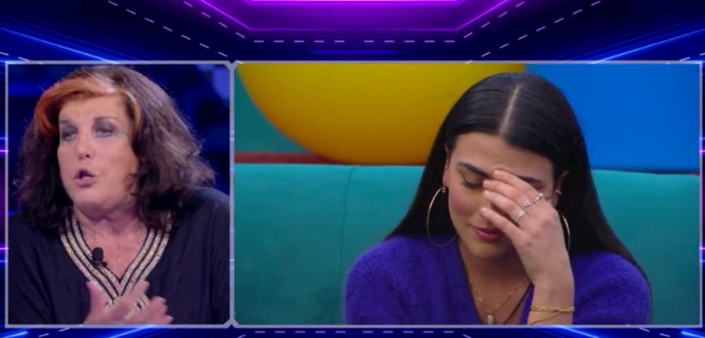 Patrizia De Blanck attacca pesantemente Giulia in diretta e risponde a Myryam: “Non ho detto che è una put***a” Patrizia De Blanck attacca pesantemente Giulia in diretta e risponde a Myryam: “Non ho detto che è una put***a”