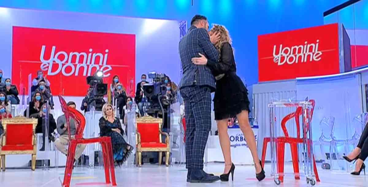 Uomini e donne, la lettera di Ursula per i 50 anni di Sossio e l’amore per Bianca