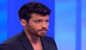 Can Yaman fa il suo ingresso in studio a C'è posta per te