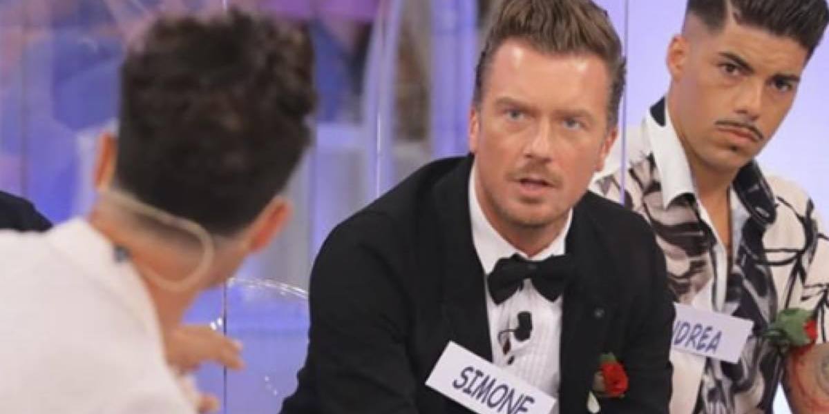 Uomini e Donne, Simone Bolognesi lascia il trono over: “Aprirei parentesi che adesso…”