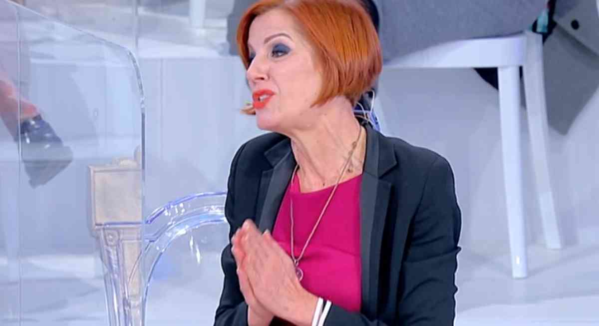 Tina Cipollari contro Tinì Cansino a Uomini e donne: «Hai mostrato il cu*o per 30 anni»