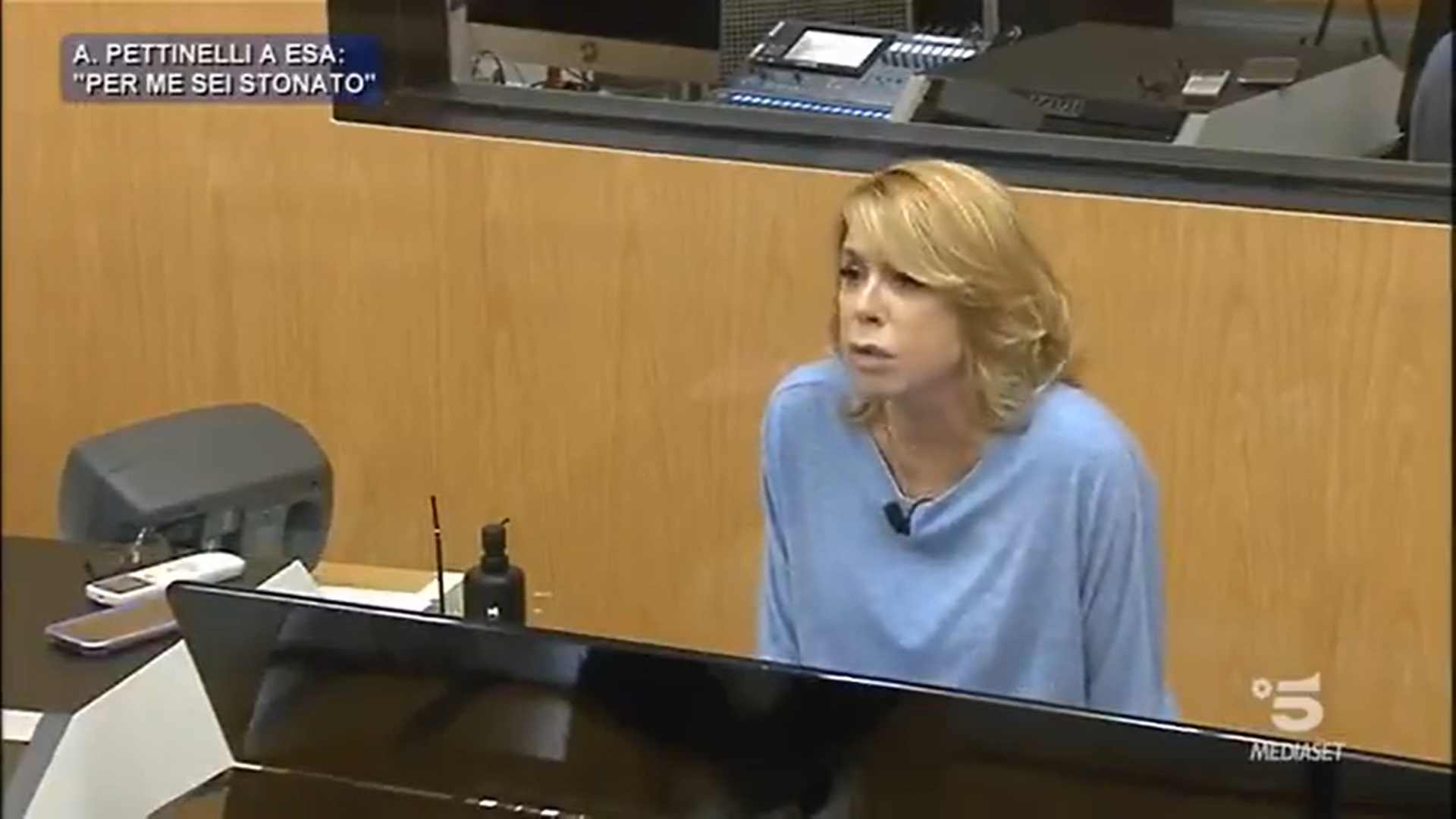 Esa ‘insulta’ la Pettinelli nel daytime del 3 febbraio di Amici 20: “ma ci senti?”