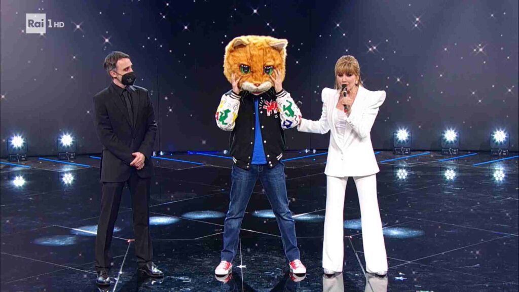 Il gatto è stato il primo eliminato nella puntata del 19 febbraio de Il Cantante Mascherato