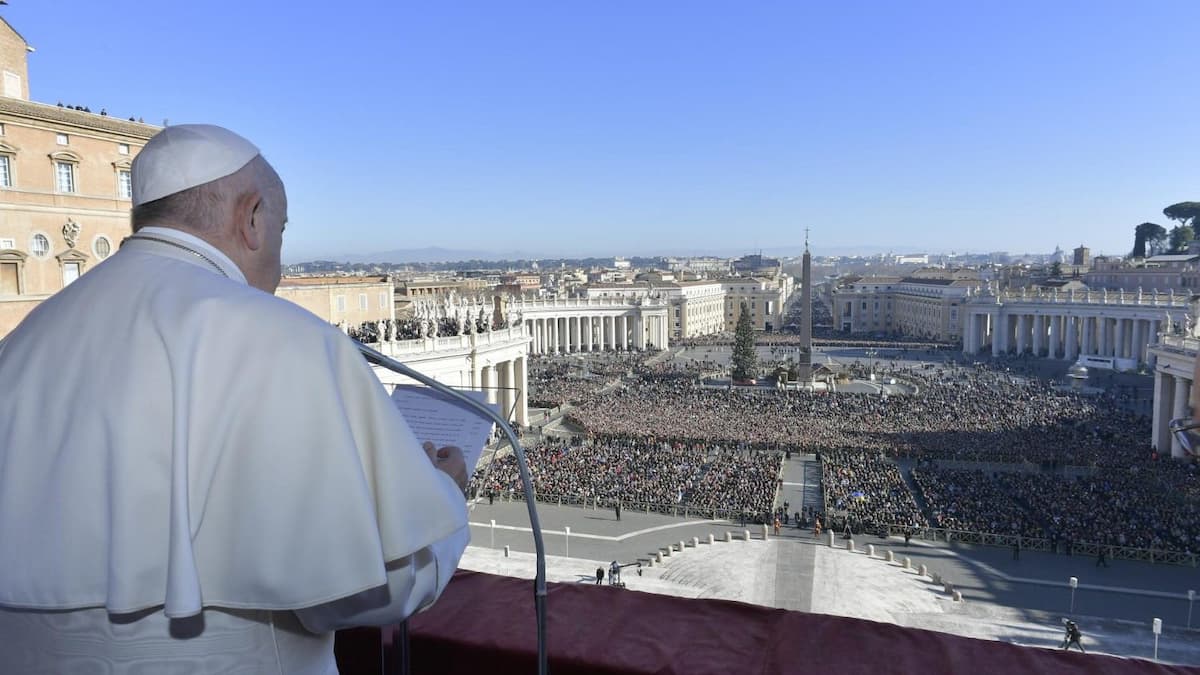 Benedizione Urbi et Orbi, la programmazione televisiva a Pasqua e il significato