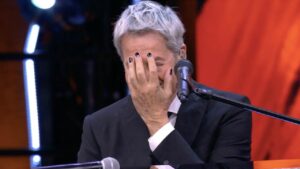 Pio e Amedeo a Felicissima Sera mettono lo smalto a Claudio Baglioni