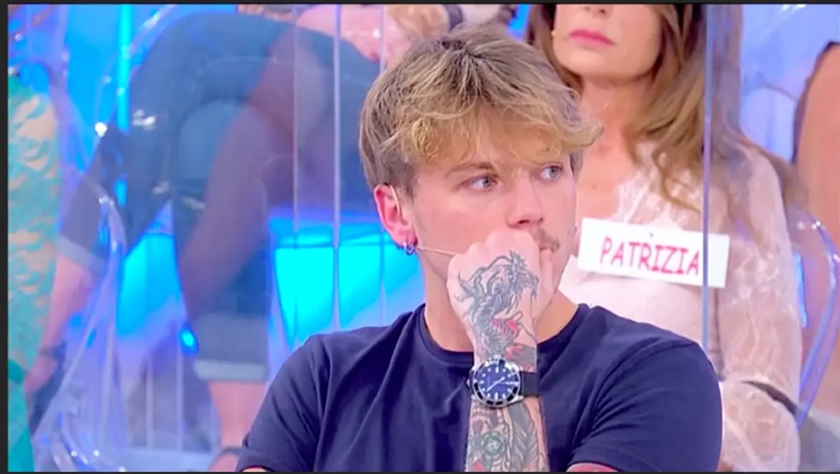Uomini e donne, Giacomo diviso tra Carolina e Martina