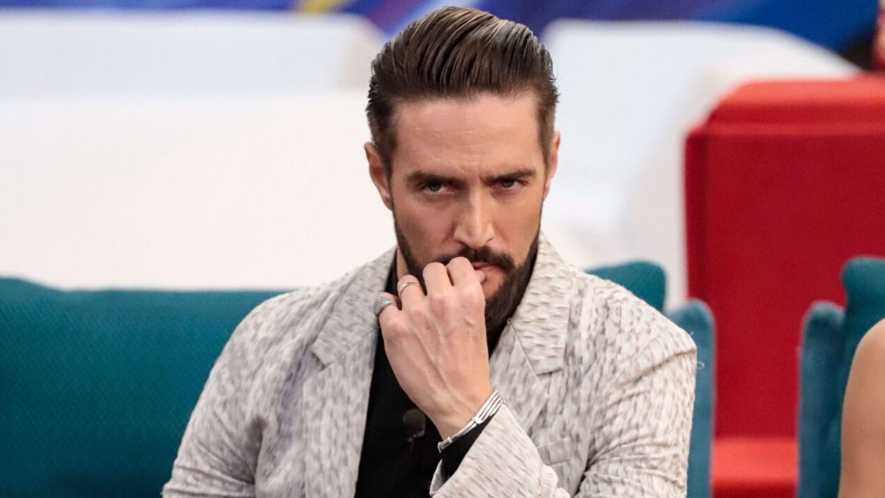 Alex Belli irrompe a Pomeriggio 5. Barbara D'Urso: "È nudo?"