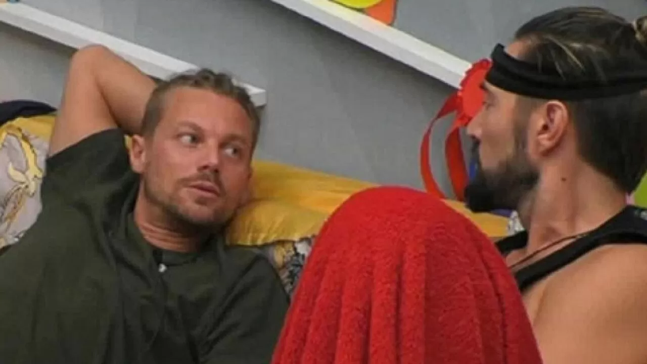 GF Vip, Davide Silvestri contro Alex Belli: “A loro fa comodo” GF Vip, Davide Silvestri contro Alex Belli: “A loro fa comodo”
