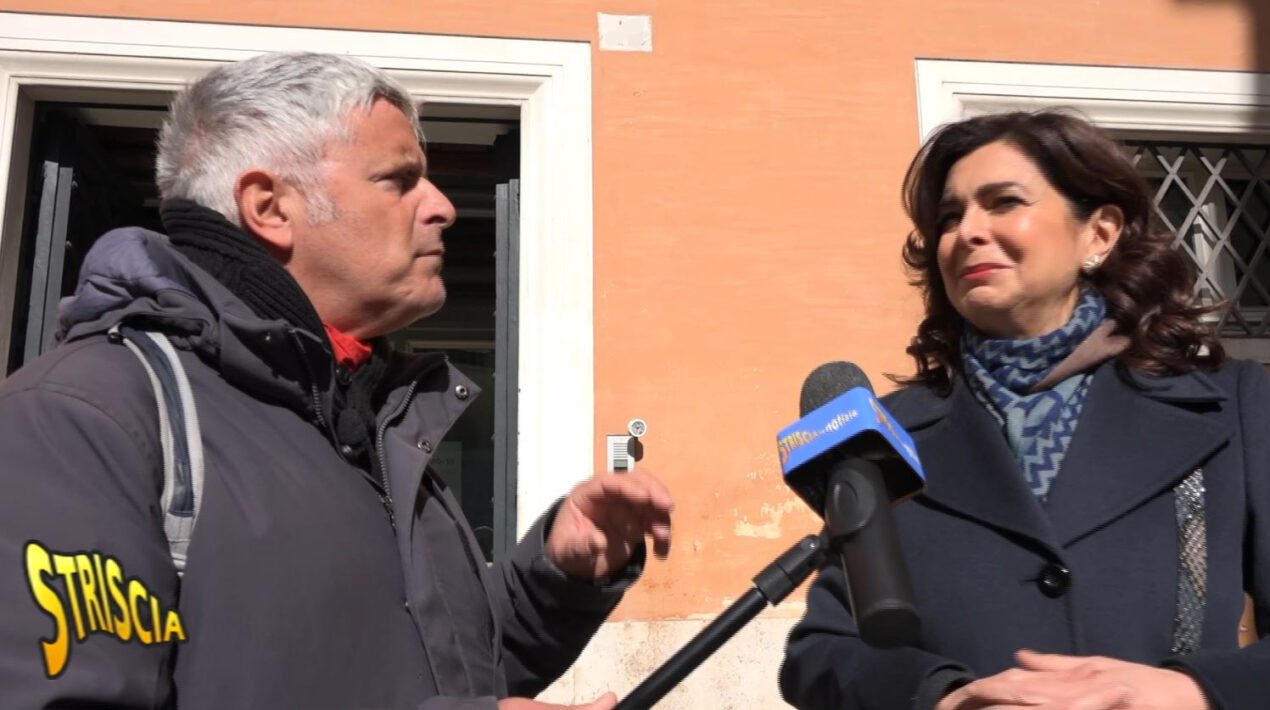 Striscia la notizia, Lucci indaga su Laura Boldrini: "Le donne non sono uguali"