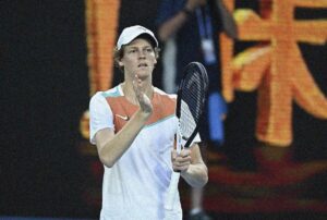 Jannick Sinner applaude con la racchetta in mano