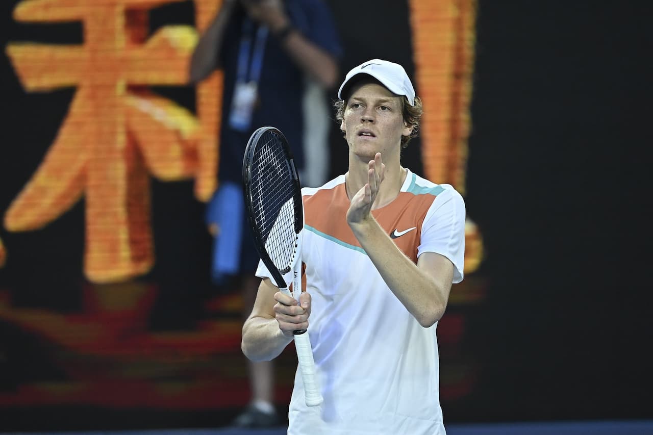 Jannick Sinner applaude con la racchetta in mano