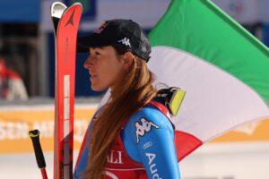Sofia Goggia con la bandiera dell'Italia