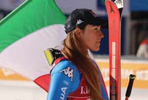 Sofia Goggia con la bandiera dell'Italia