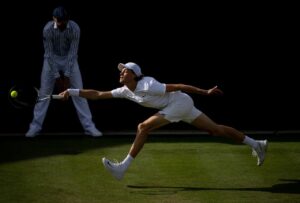Jannik Sinner durante il secondo turno di Wimbledon 2022