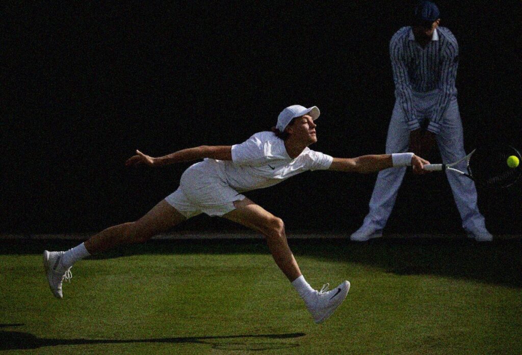 Jannik Sinner durante il secondo turno di Wimbledon 2022