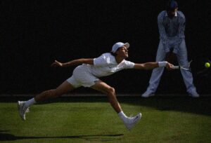 Jannik Sinner durante il secondo turno di Wimbledon 2022