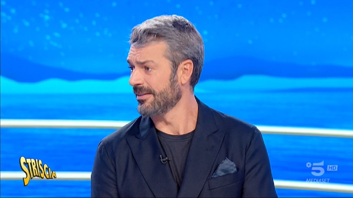 Striscia la notizia: Luca Argentero si imbarazza per la gaffe