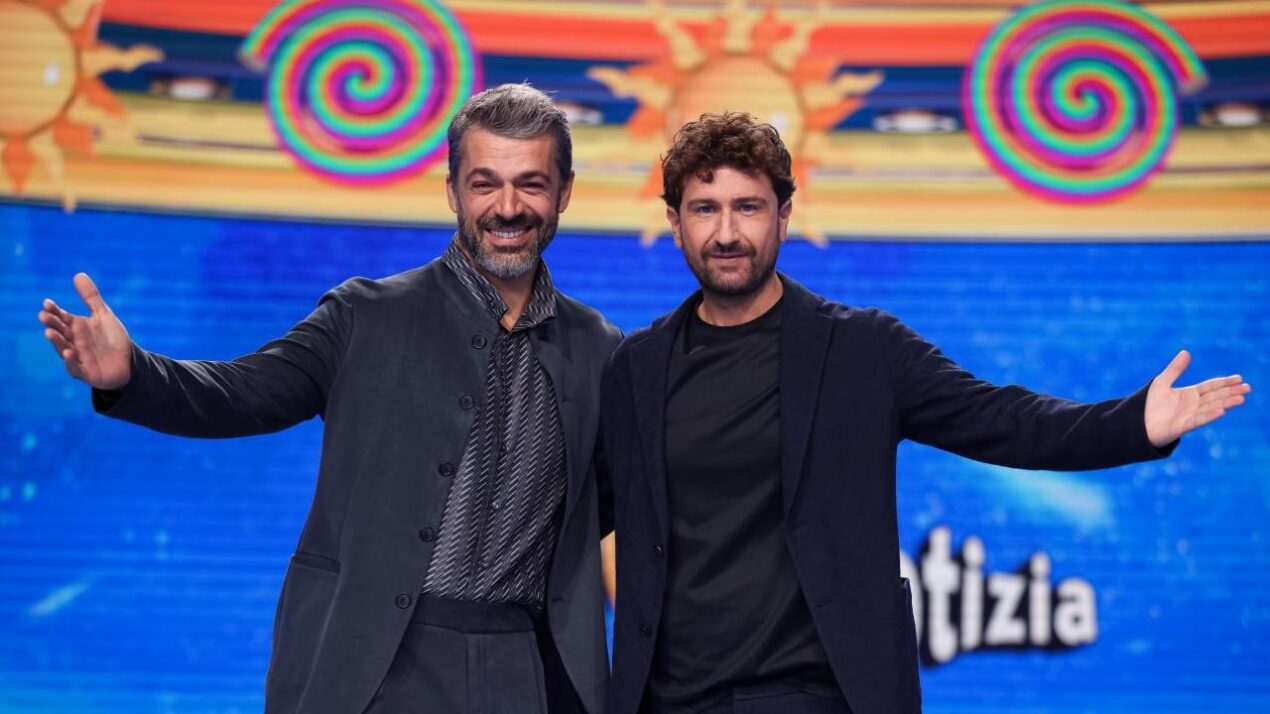 Striscia la Notizia torna con tapiro al PD: alcuni servizi della prima puntata